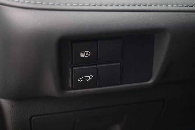 Used 2021 Toyota Highlander XLE AWD/4WD image 10
