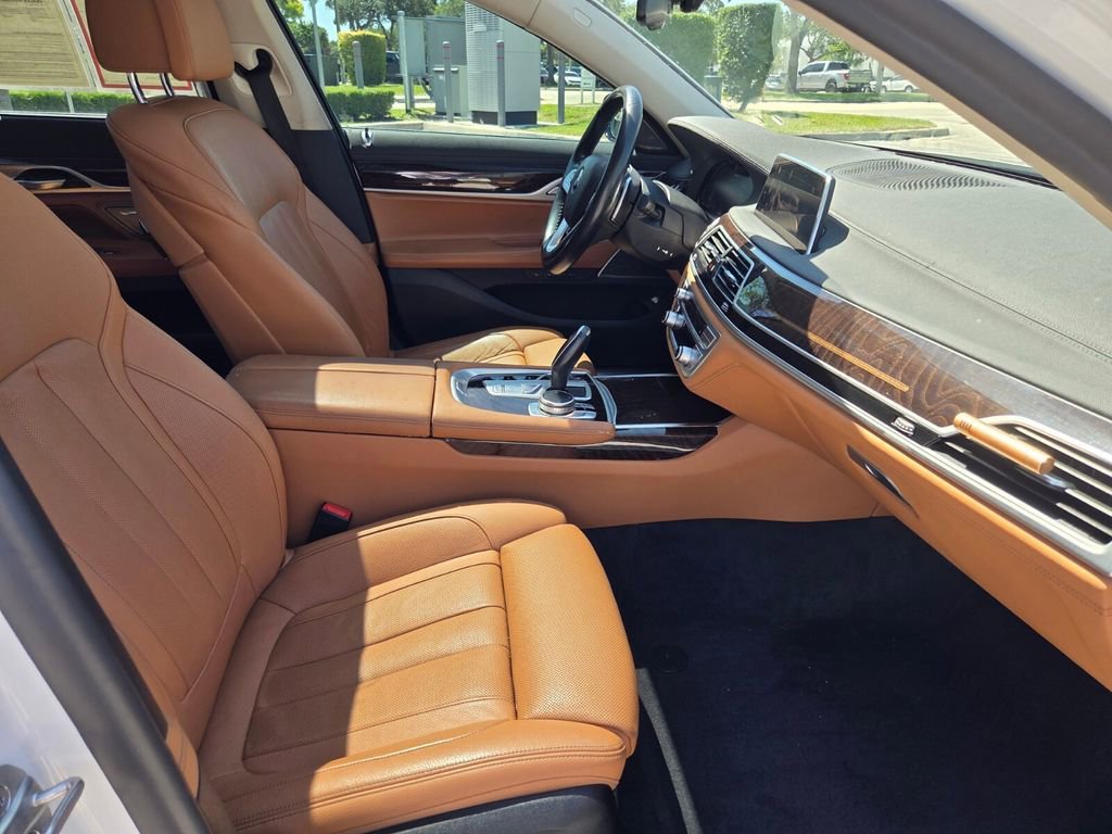 Used 2020 BMW 745e xDrive AWD/4WD image 29