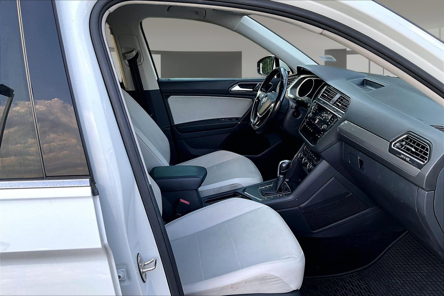Used 2018 Volkswagen Tiguan SE FWD image 30