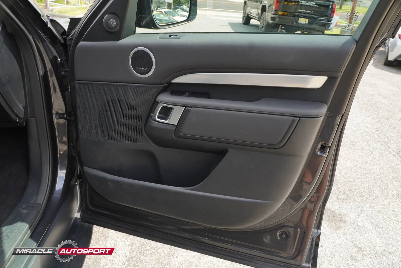 Used 2020 Land Rover Discovery Landmark AWD/4WD image 30