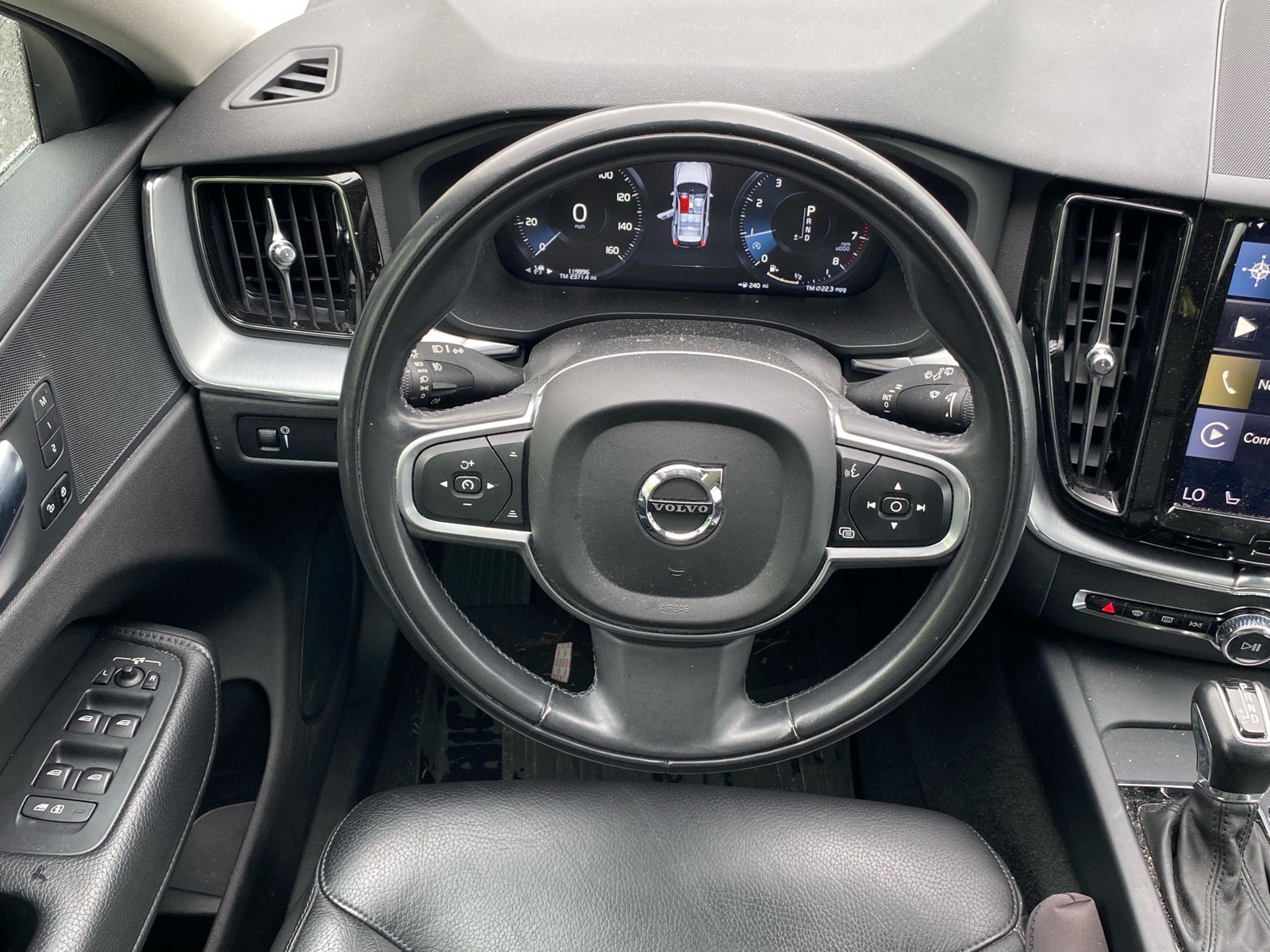 Used 2018 Volvo XC60 T5 Momentum w/ Convenience Package AWD/4WD image 4
