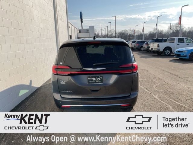 Used 2023 Chrysler Pacifica Touring-L image 6