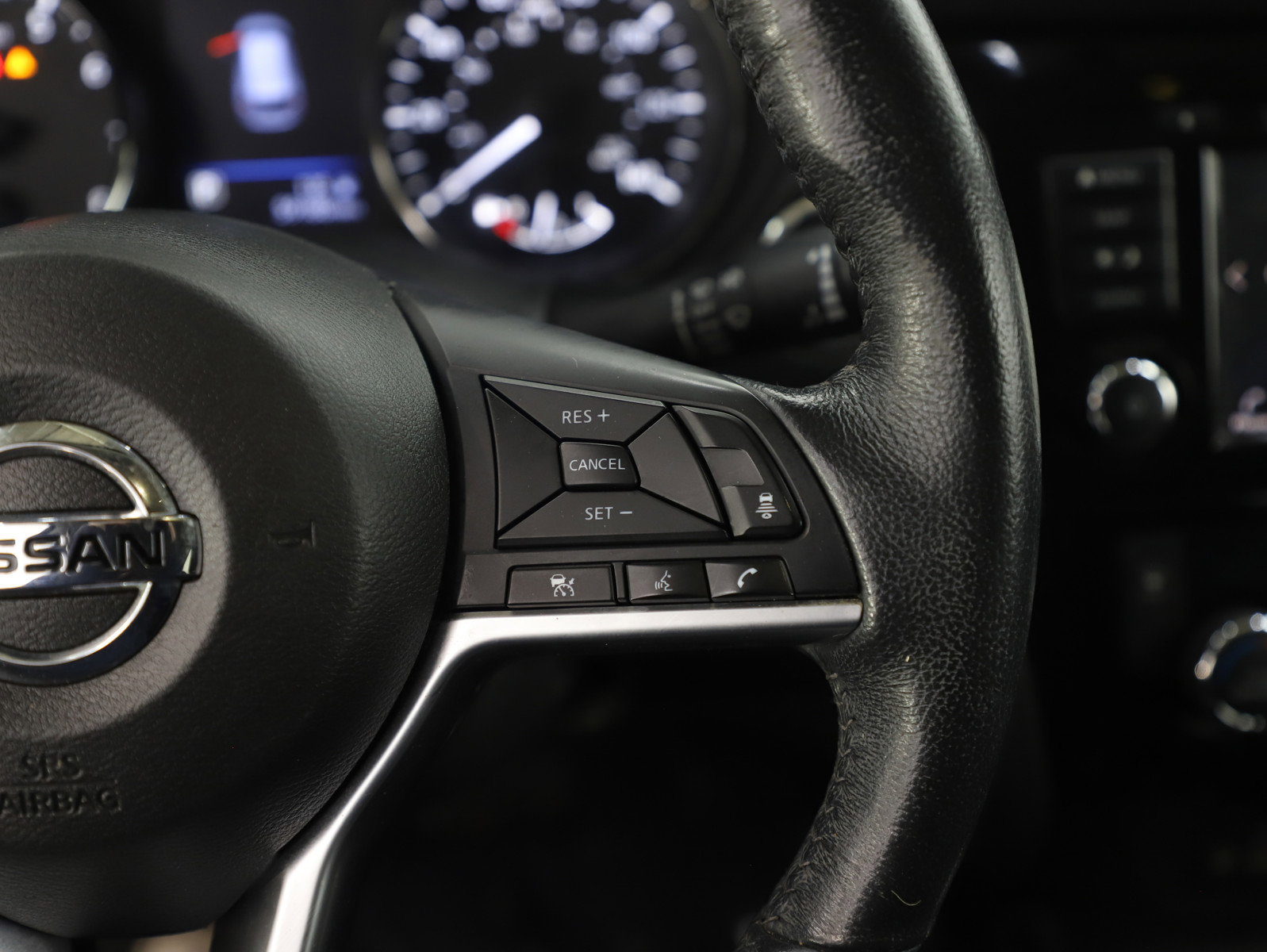 Used 2018 Nissan Rogue SV w/ Premium Package image 18