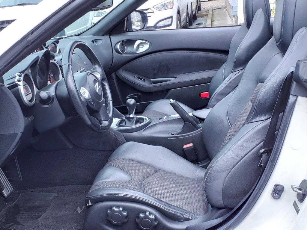 Used 2010 Nissan 370Z Touring image 14