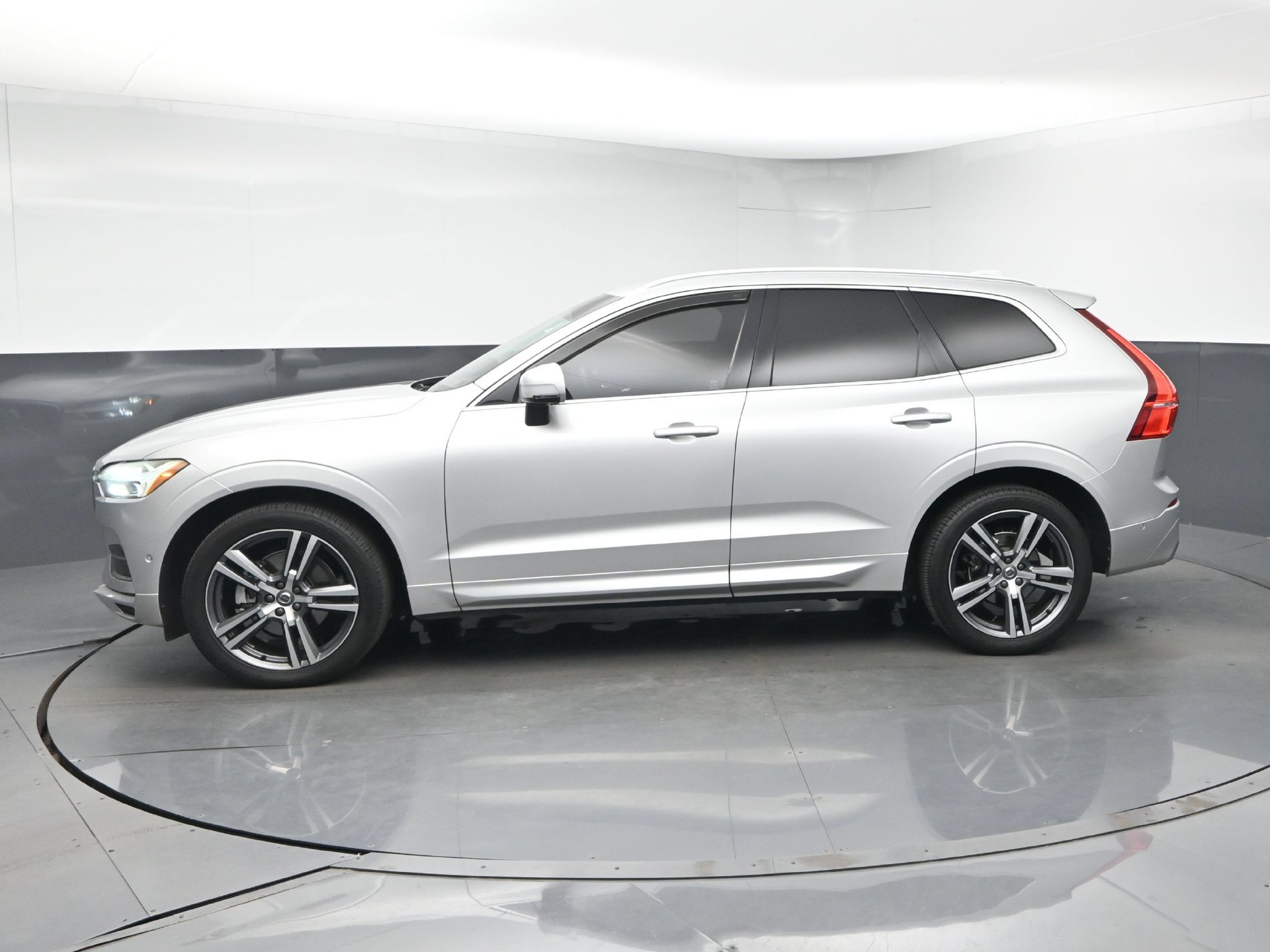 Used 2018 Volvo XC60 T5 Momentum w/ Vision Package AWD/4WD image 4