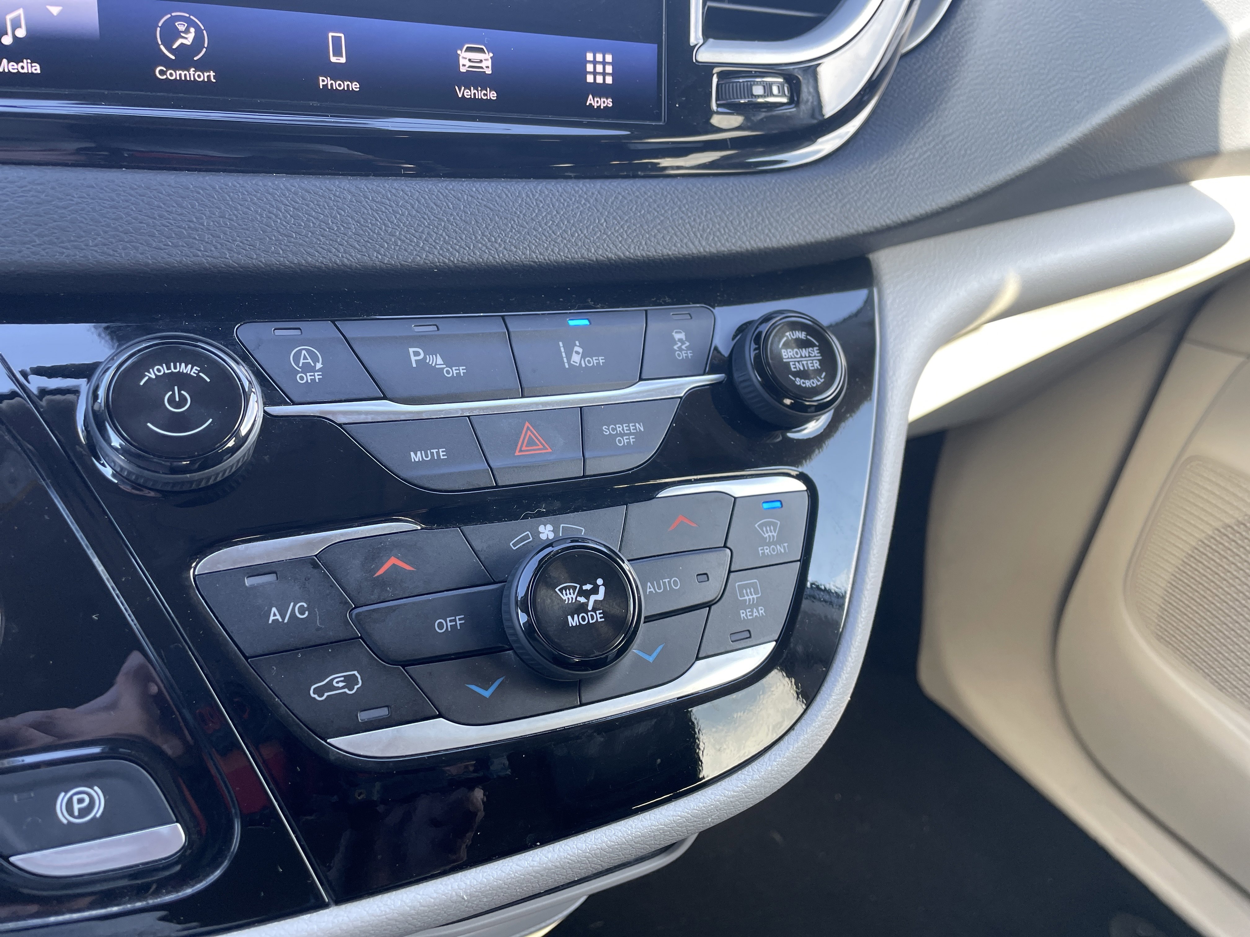 Used 2024 Chrysler Pacifica Touring-L image 40