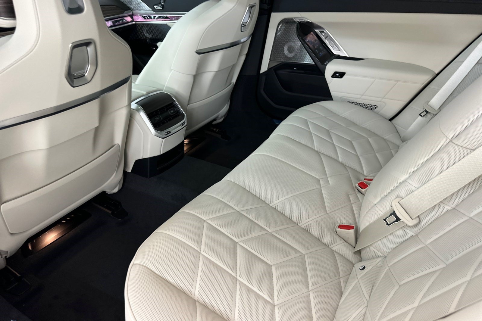 New 2026 BMW 760i xDrive w/ Executive Package AWD/4WD image 15