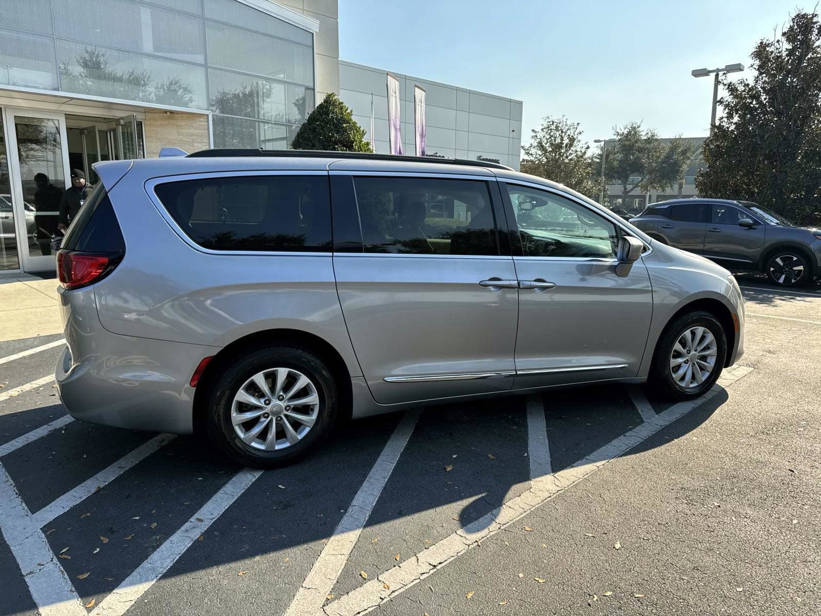 Used 2017 Chrysler Pacifica Touring-L image 2