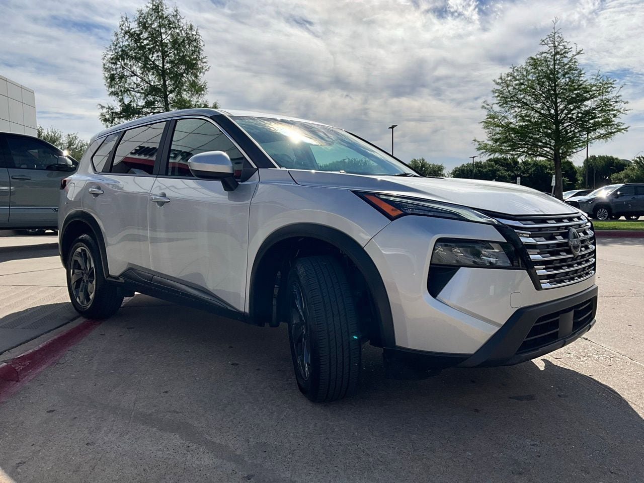 Used 2025 Nissan Rogue SV FWD image 4
