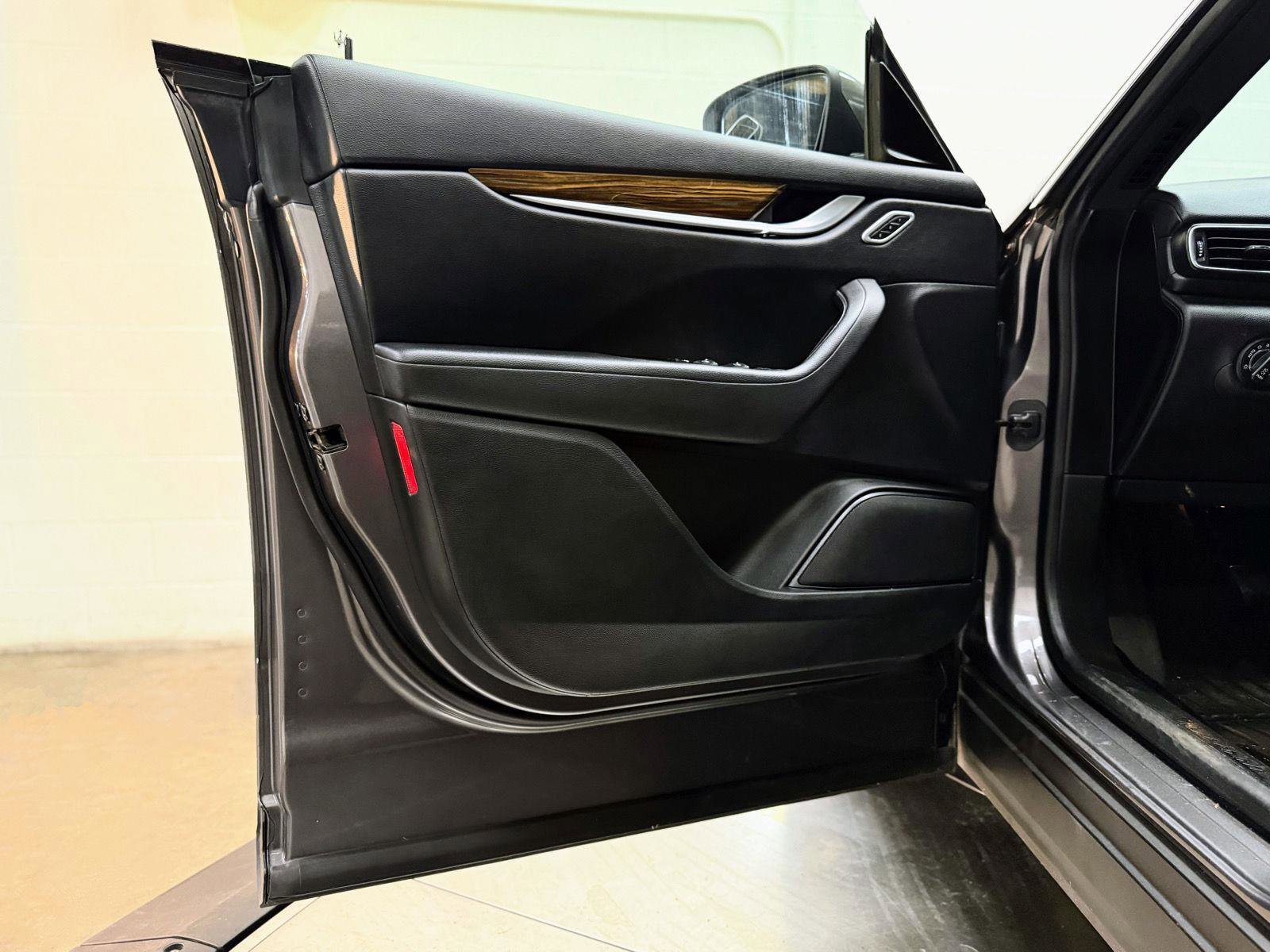 Used 2017 Maserati Levante image 12