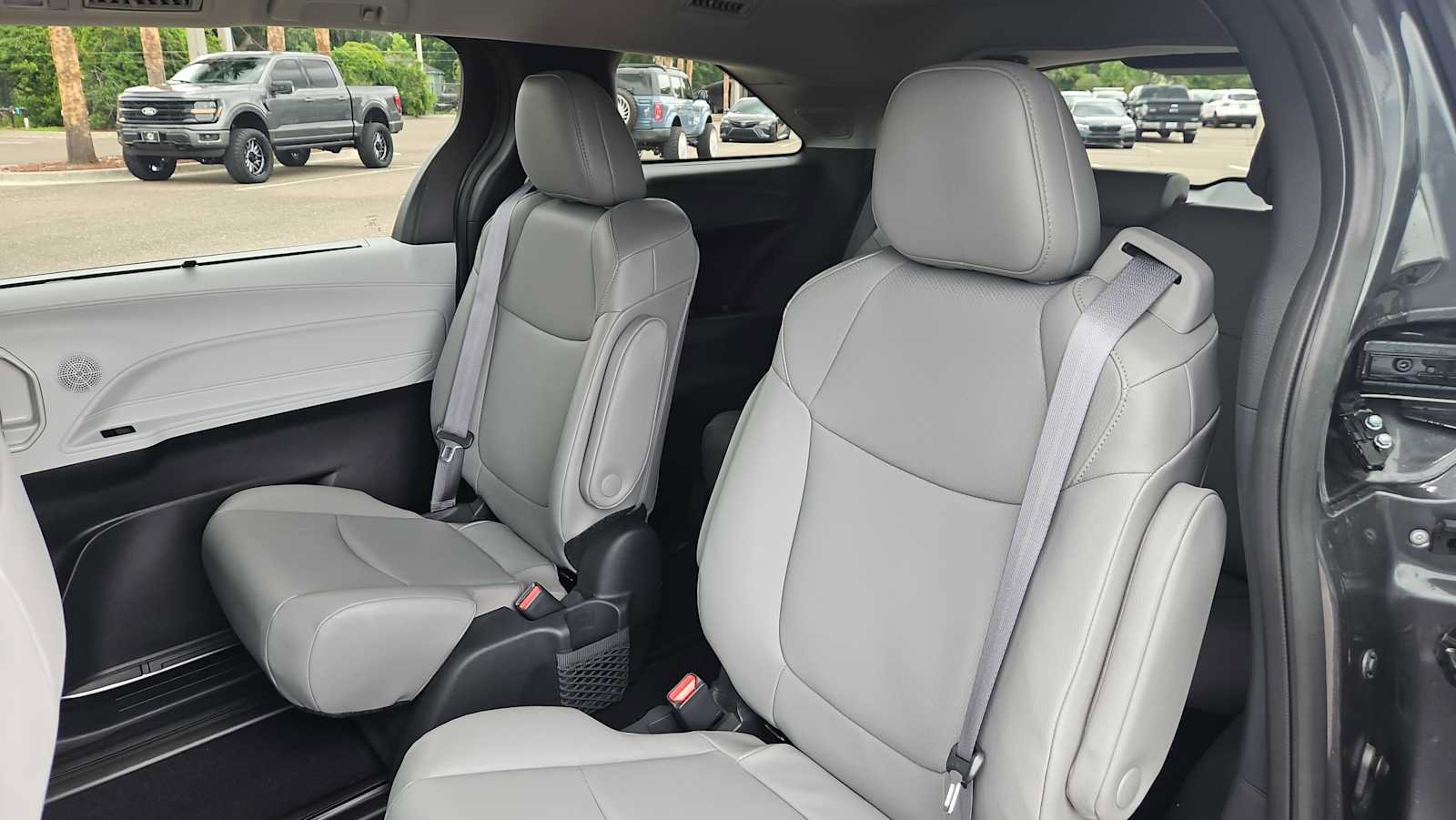 Used 2025 Toyota Sienna XLE w/ XLE Plus Package FWD image 25