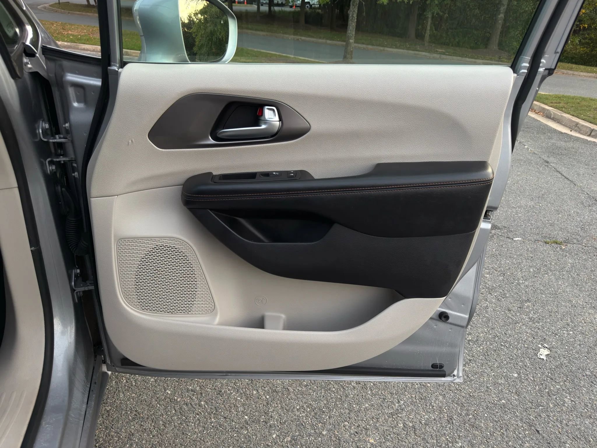Used 2020 Chrysler Pacifica Touring-L image 26