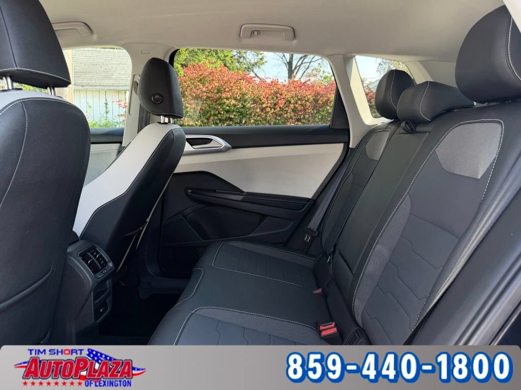 Used 2025 Volkswagen Taos SE AWD/4WD image 33