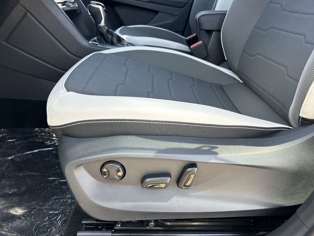 New 2026 Volkswagen Taos SE image 16