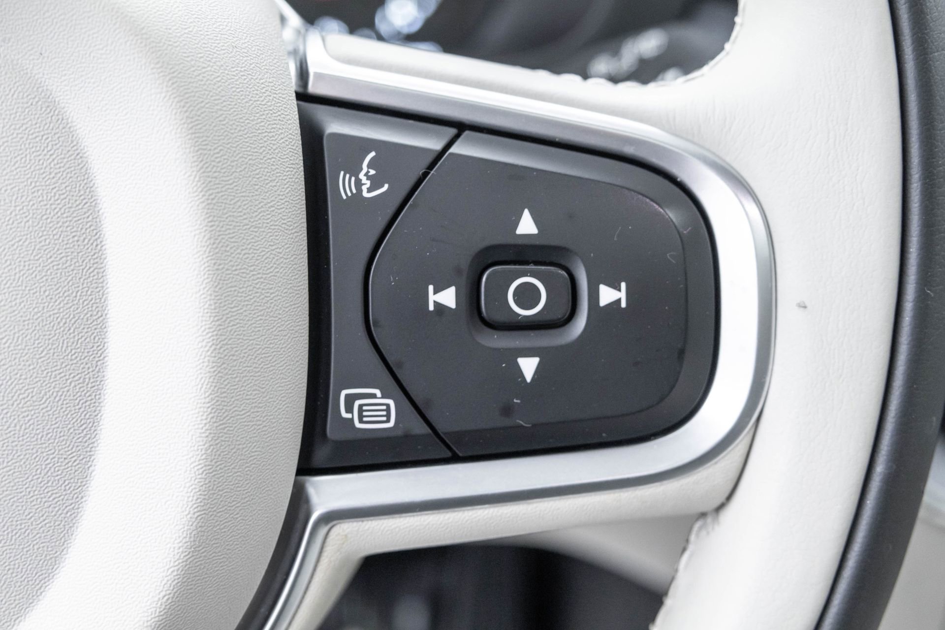 Used 2019 Volvo XC60 T8 Momentum w/ Advanced Package image 22