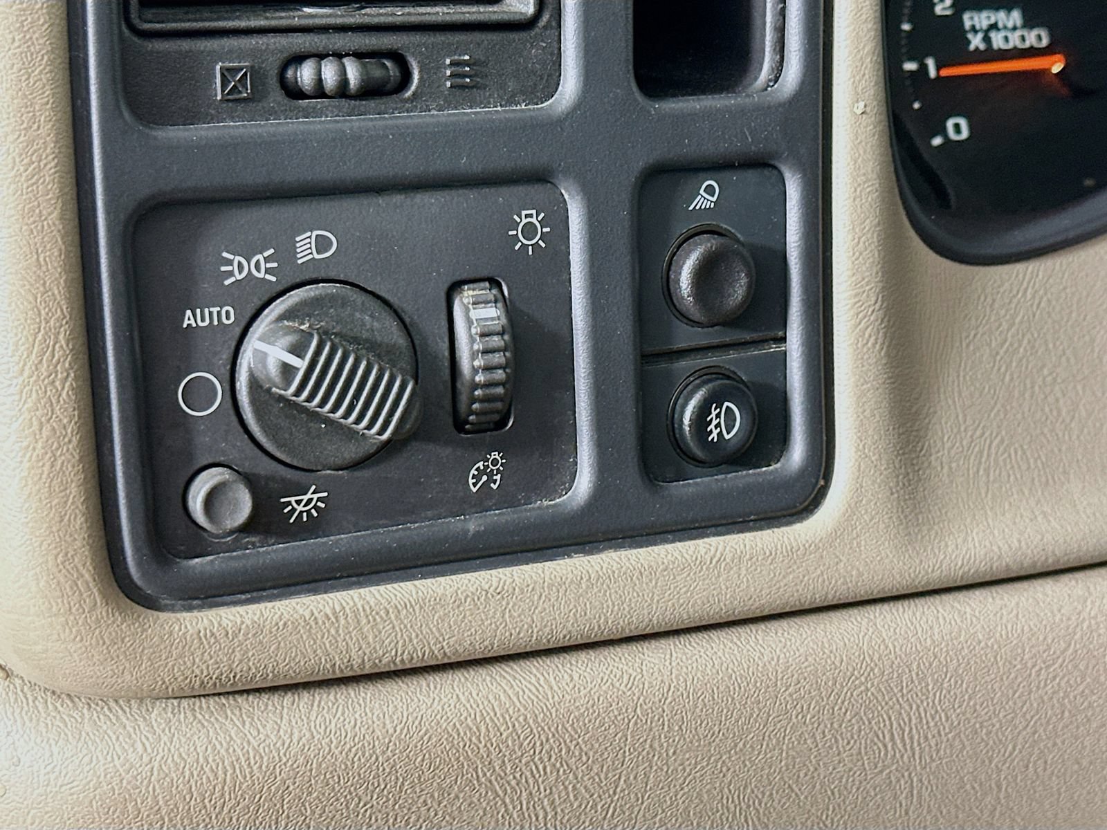Used 2004 Chevrolet Silverado 3500 2WD Extended Cab w/ Heavy-Duty Power Package image 11
