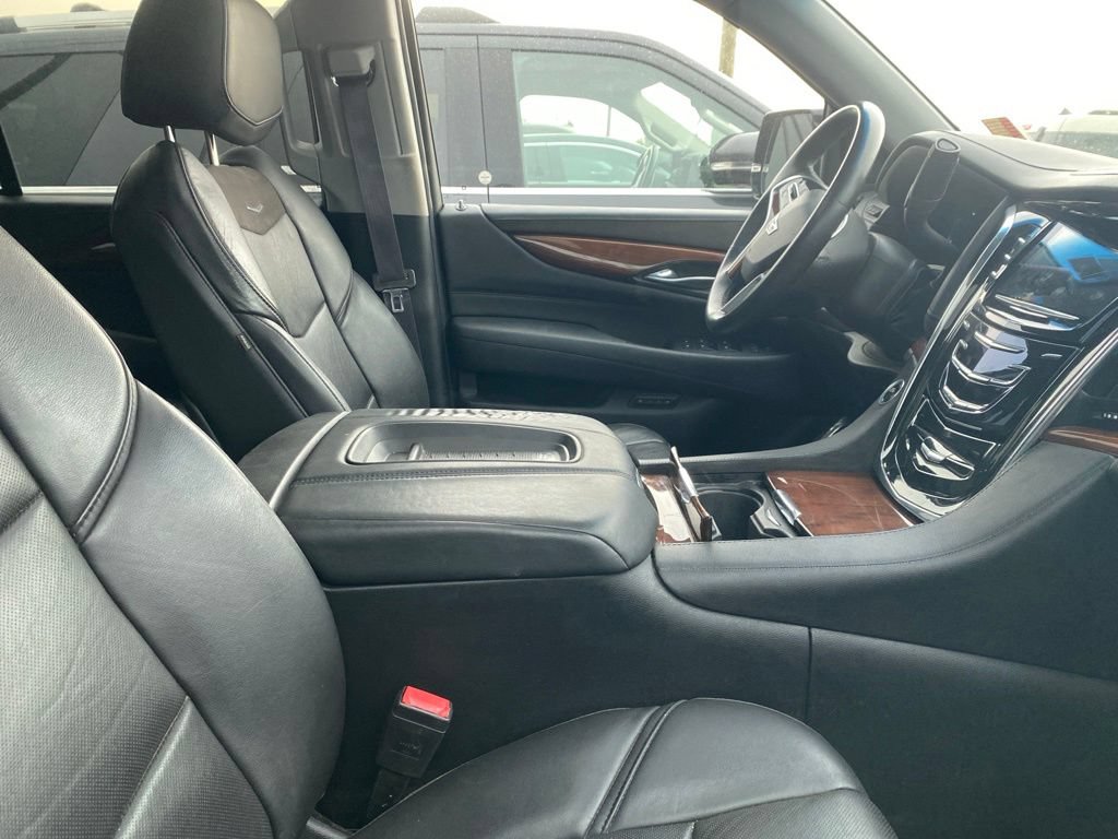 Used 2017 Cadillac Escalade Luxury AWD/4WD image 7