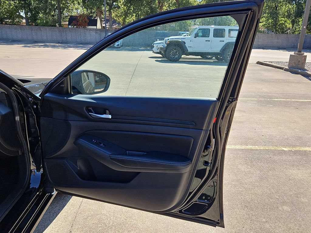 Used 2025 Nissan Altima 2.5 SV FWD image 35
