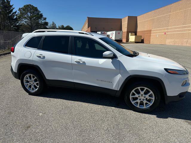 Used 2018 Jeep Cherokee Latitude Plus AWD/4WD image 35