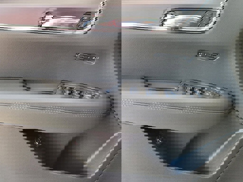 New 2025 Cadillac XT6 Luxury image 32