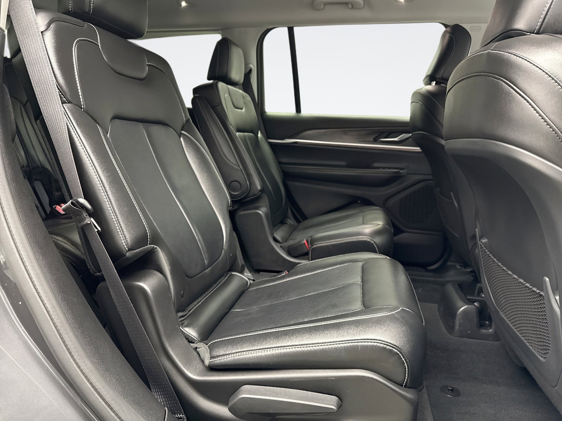 Used 2023 Jeep Grand Cherokee L Limited w/ Black Appearance Package image 18