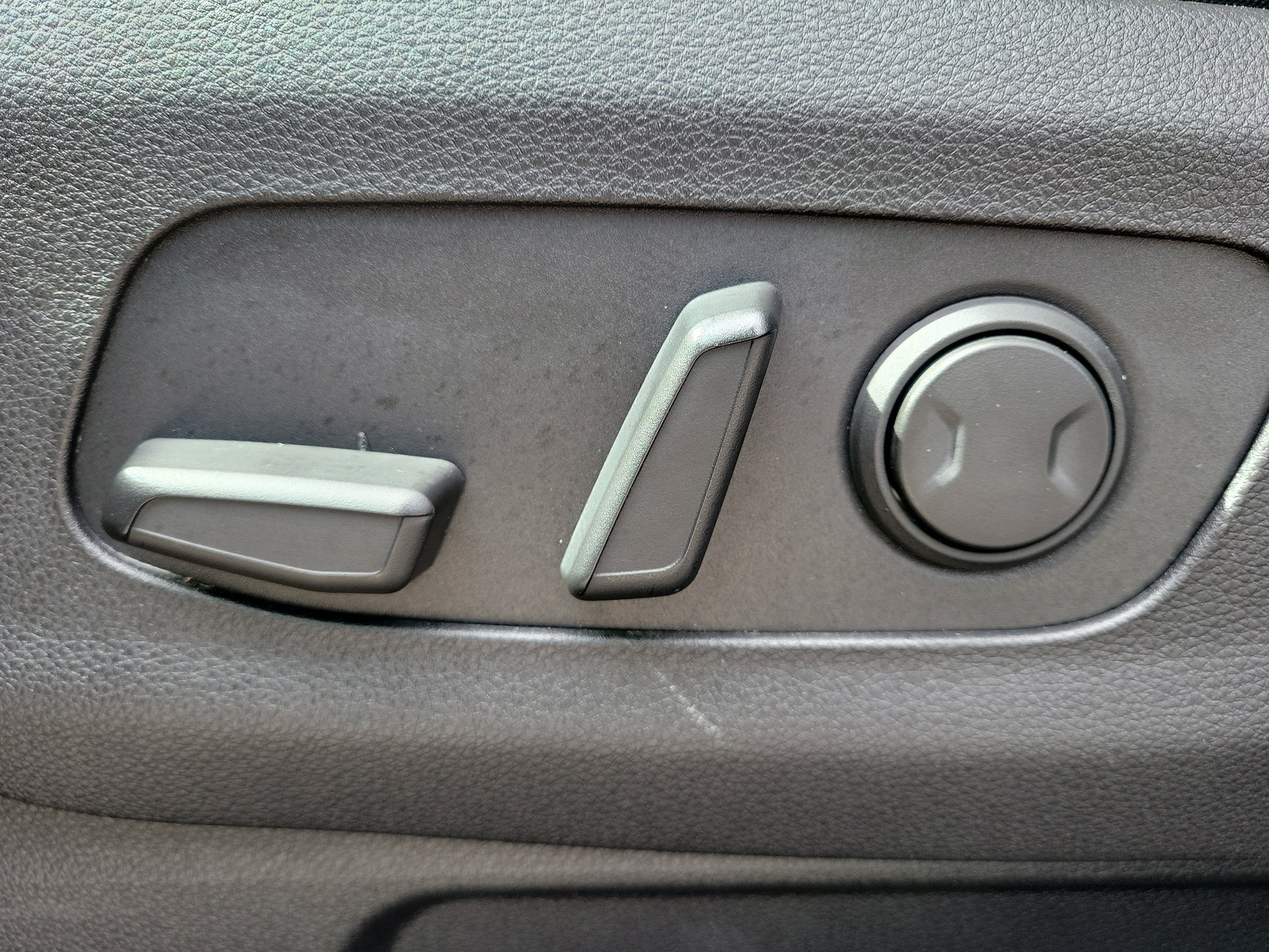 Used 2024 Kia Carnival EX FWD image 15