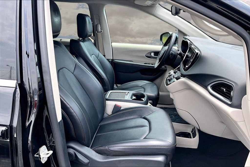 Used 2024 Chrysler Pacifica Touring-L FWD image 30