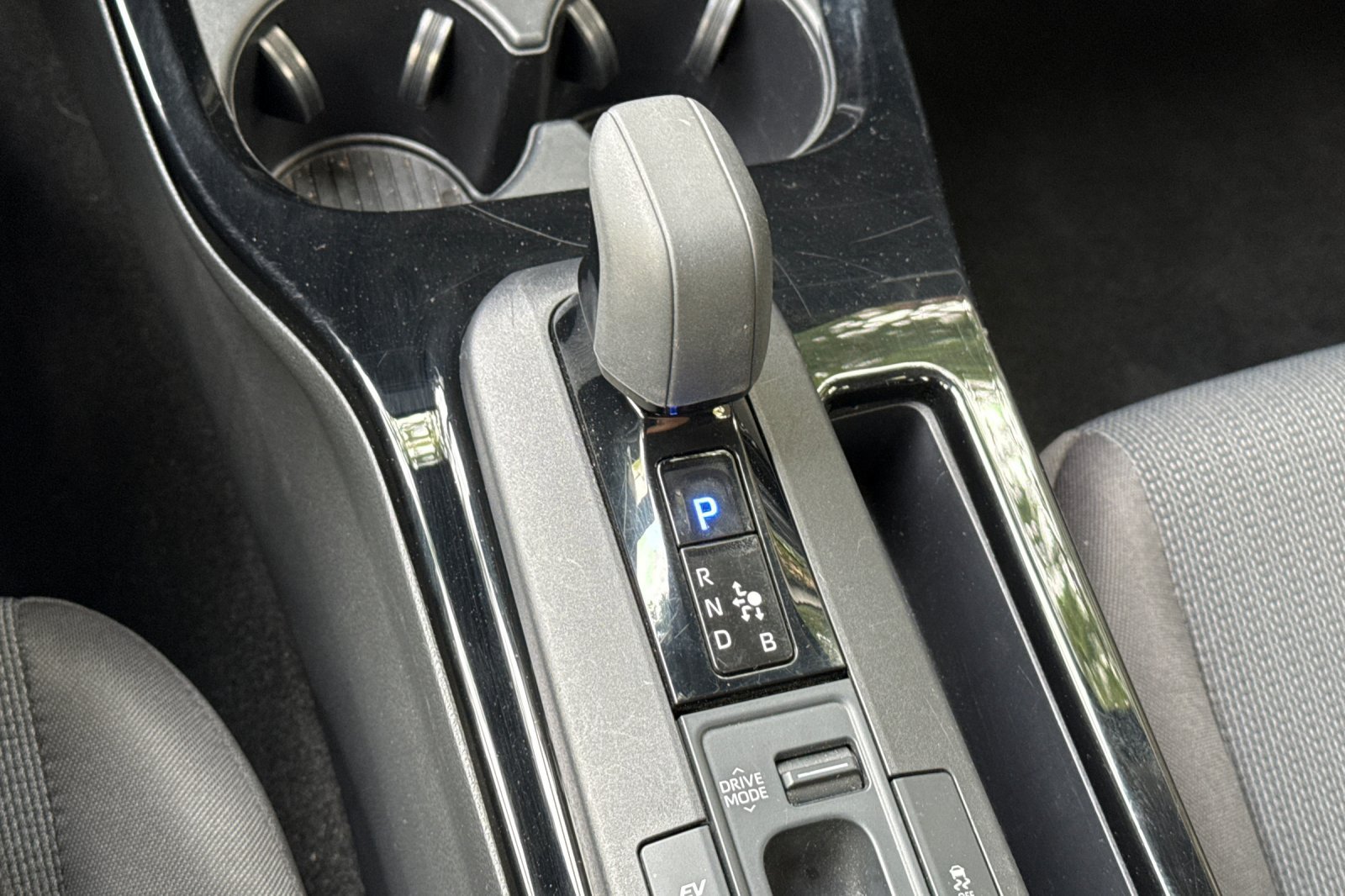 Used 2025 Toyota Prius LE FWD image 25