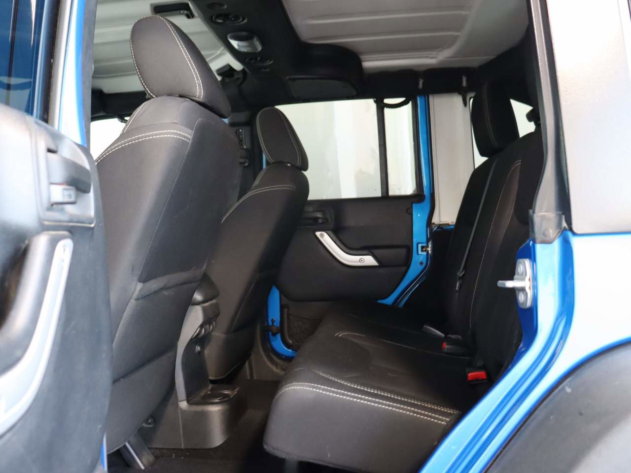 Used 2016 Jeep Wrangler Unlimited Rubicon w/ Connectivity Group image 15