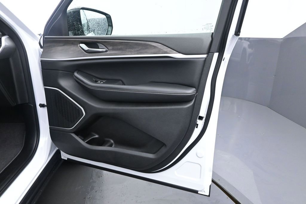 New 2026 Jeep Grand Cherokee L Limited w/ Limited Altitude Package AWD/4WD image 22