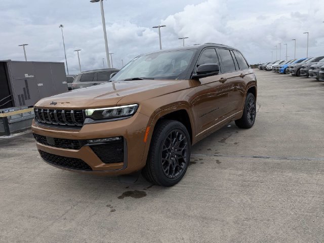 New 2027 Jeep Grand Cherokee Summit w/ Adv Protech Group IV AWD/4WD image 8