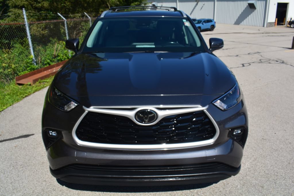 Used 2022 Toyota Highlander XLE AWD/4WD image 2