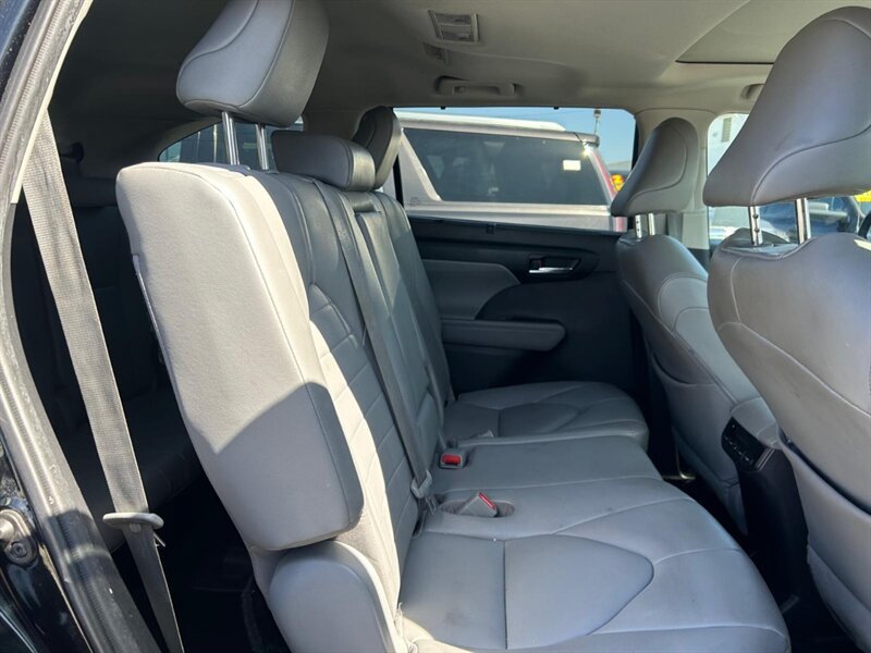Used 2020 Toyota Highlander XLE AWD/4WD image 24