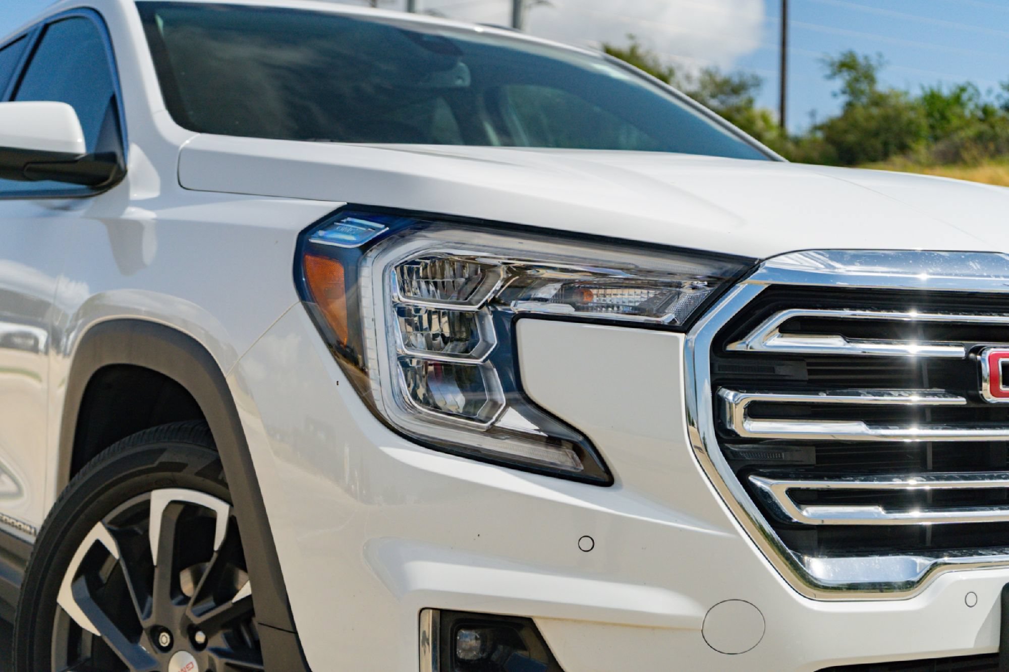 Used 2022 GMC Terrain SLT w/ Infotainment Package II AWD/4WD image 3