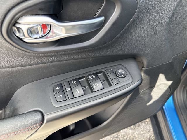 Used 2019 Jeep Cherokee Trailhawk w/ Cold Weather Group image 18