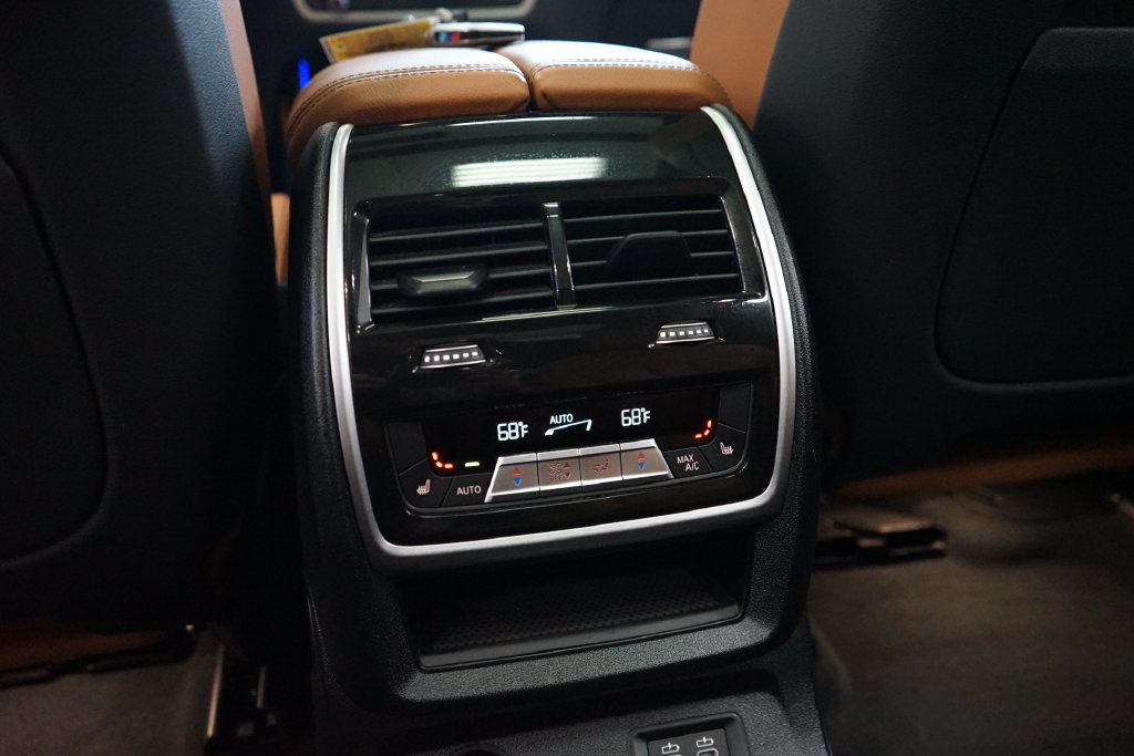 Used 2022 BMW X7 xDrive40i w/ M Sport Package AWD/4WD image 16