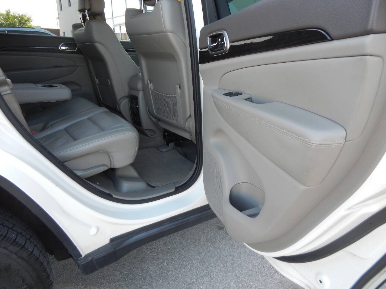 Used 2011 Jeep Grand Cherokee Laredo AWD/4WD image 33