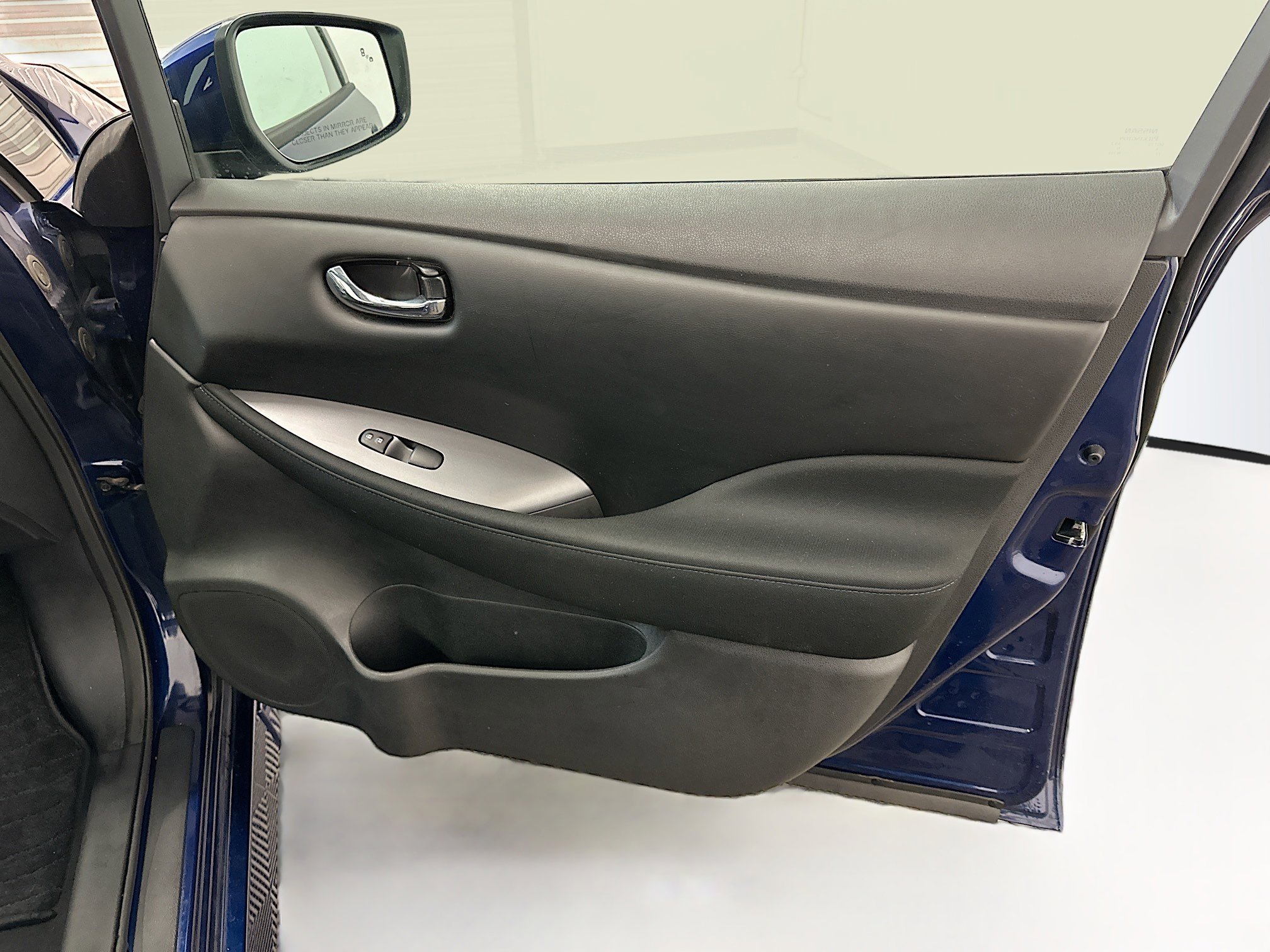 Used 2025 Nissan Leaf S image 32