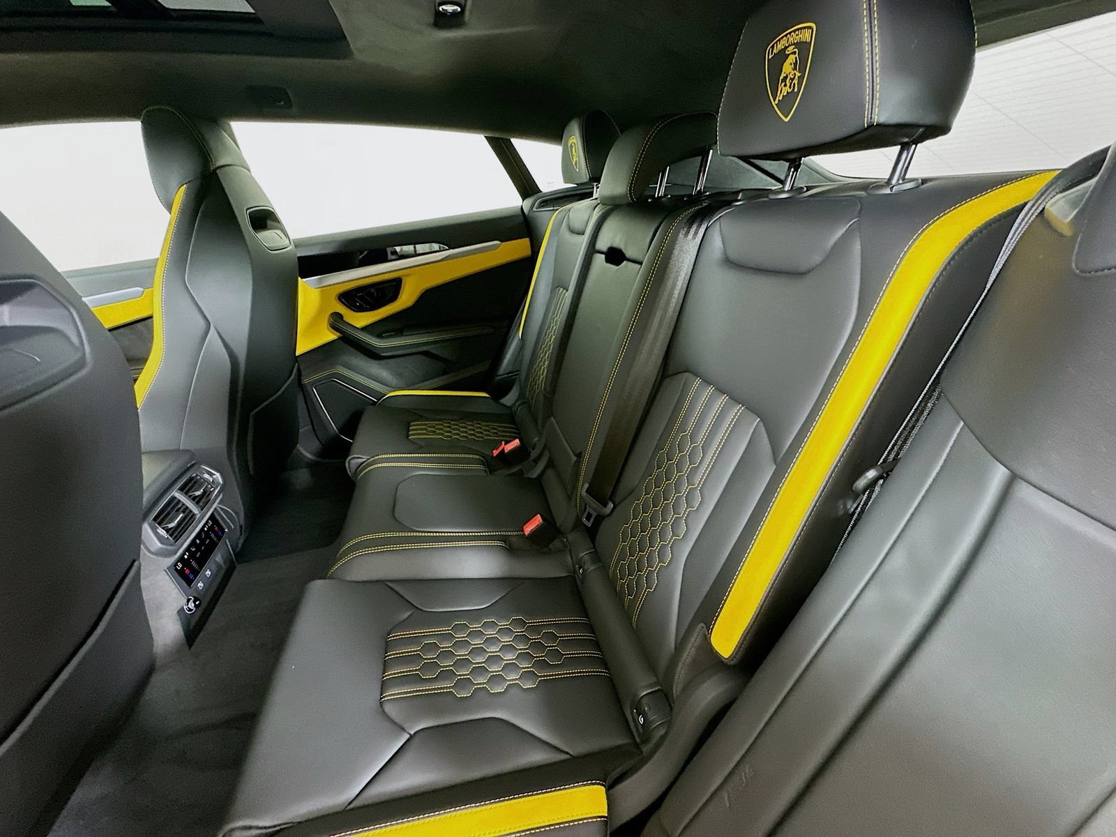 Used 2025 Lamborghini Urus SE AWD/4WD image 32