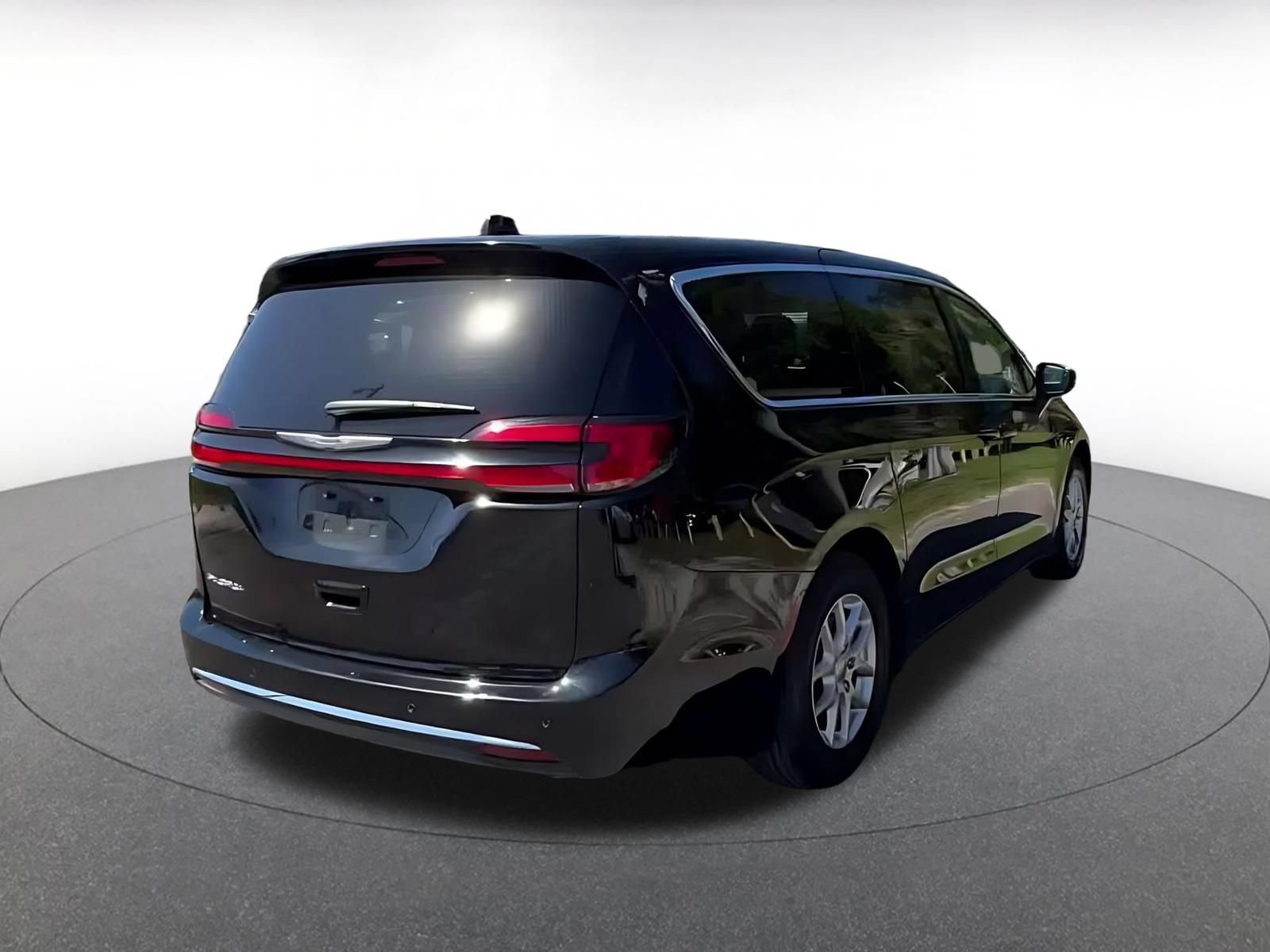 Used 2024 Chrysler Pacifica Touring-L FWD image 13