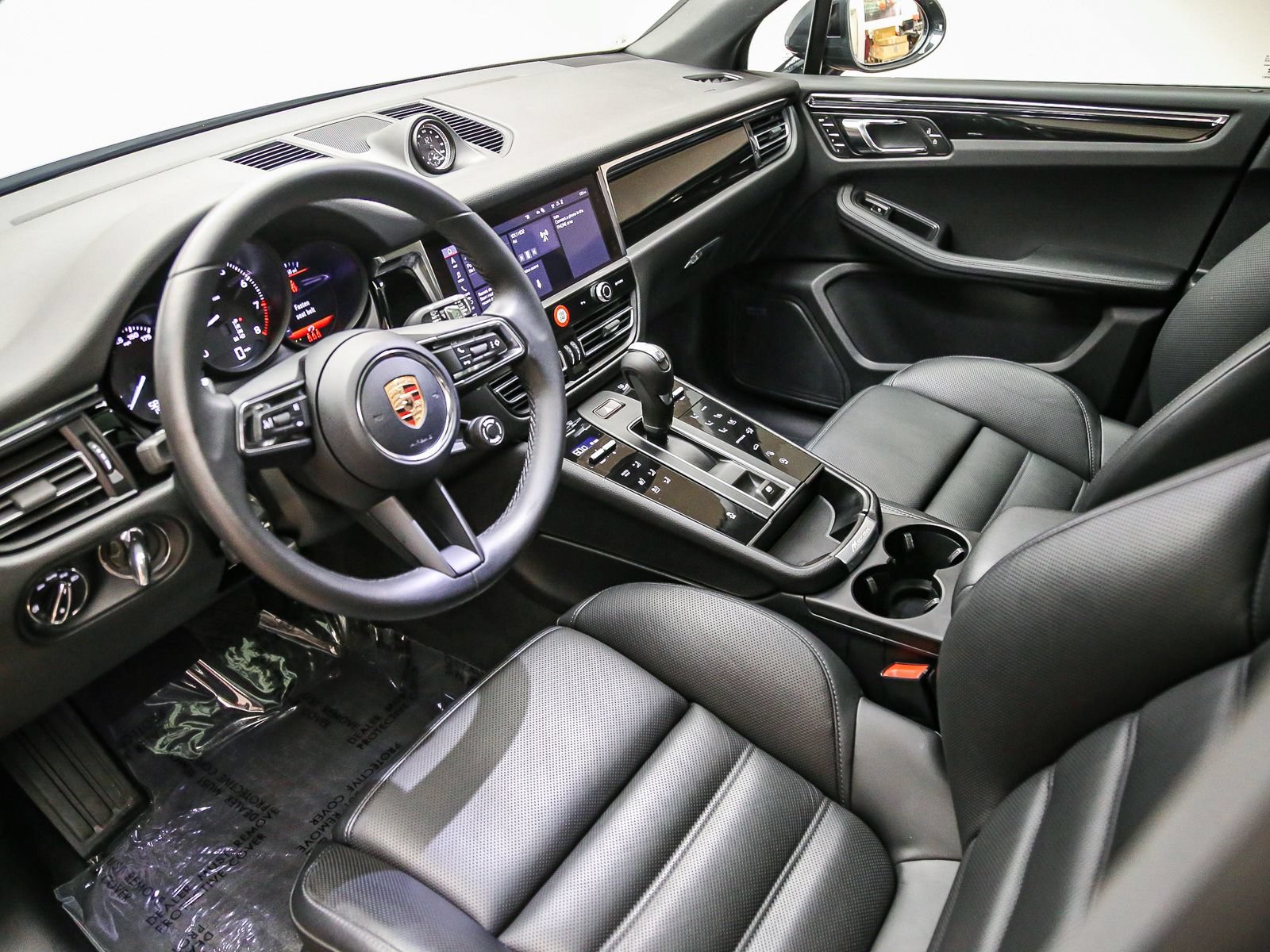 Certified 2026 Porsche Macan AWD/4WD image 4