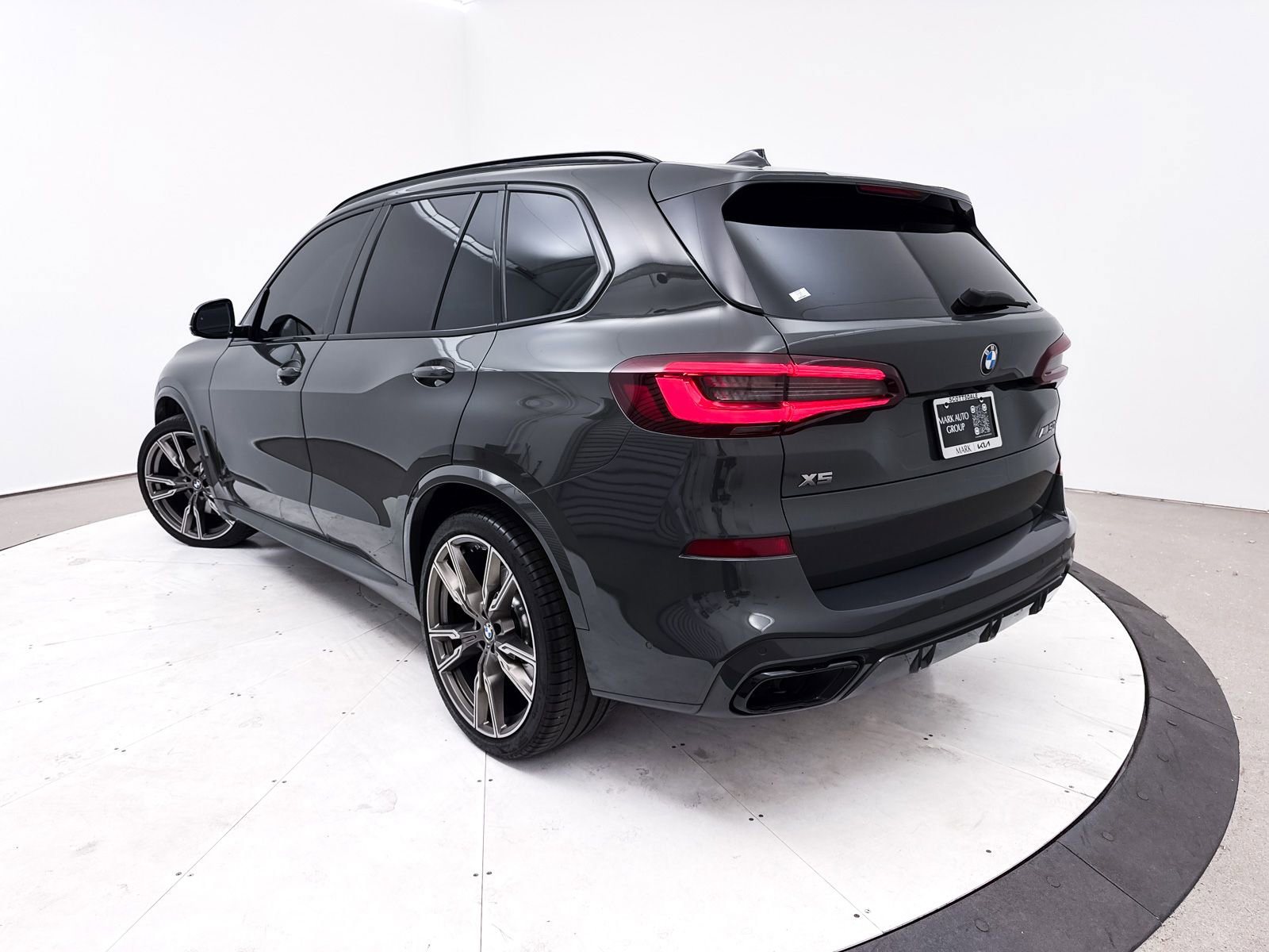 Used 2021 BMW X5 M50i image 2