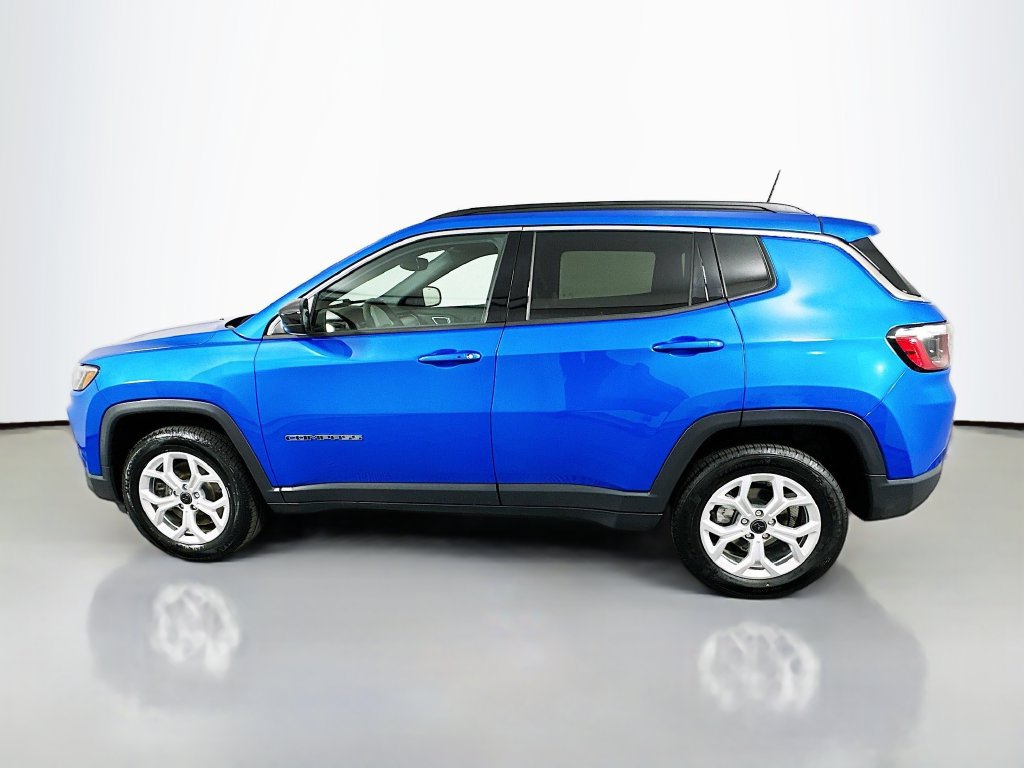 Used 2025 Jeep Compass Latitude AWD/4WD image 8