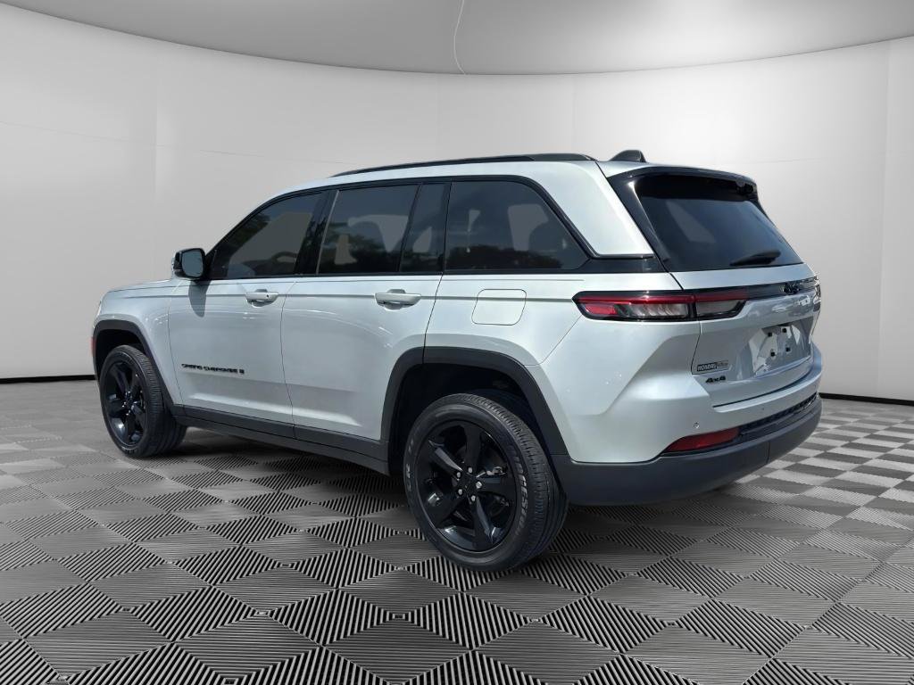 Used 2023 Jeep Grand Cherokee Altitude AWD/4WD image 3