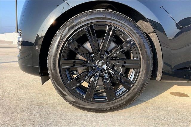 Used 2025 Land Rover Range Rover Long Wheelbase Autobiography image 9
