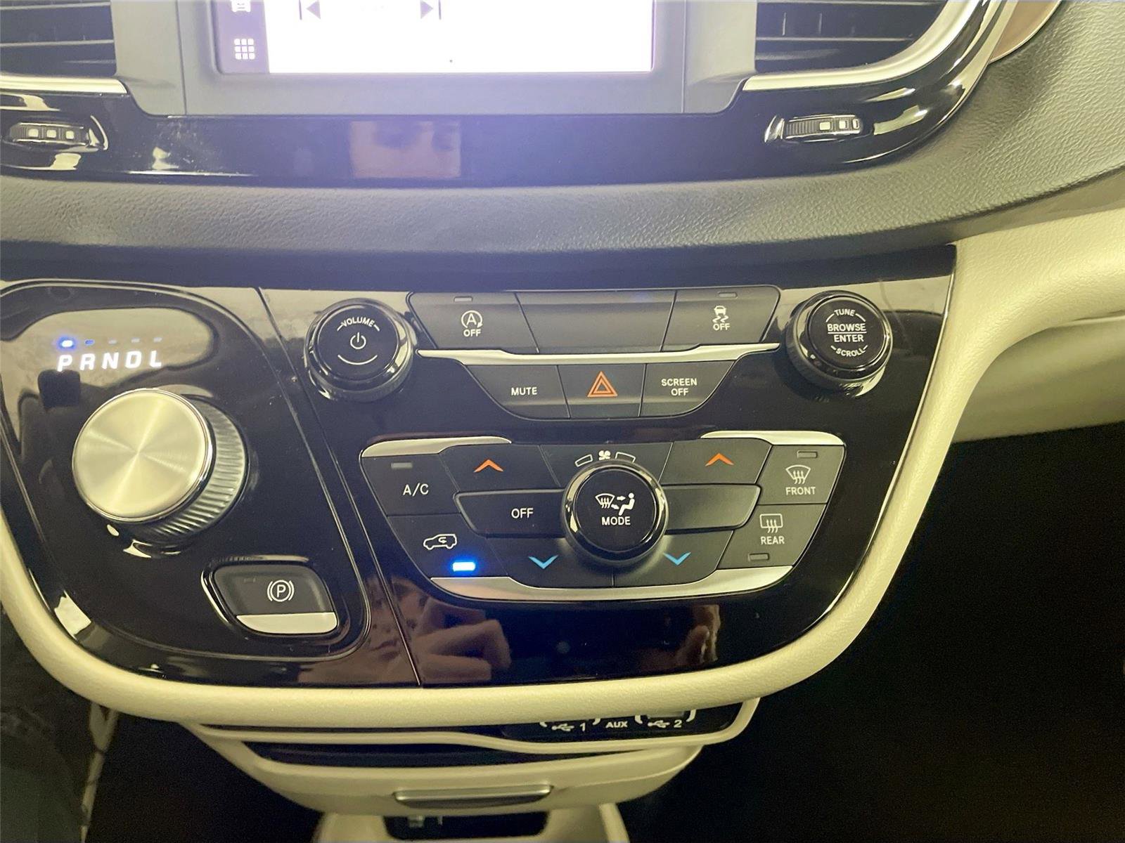 Used 2022 Chrysler Voyager LX image 8