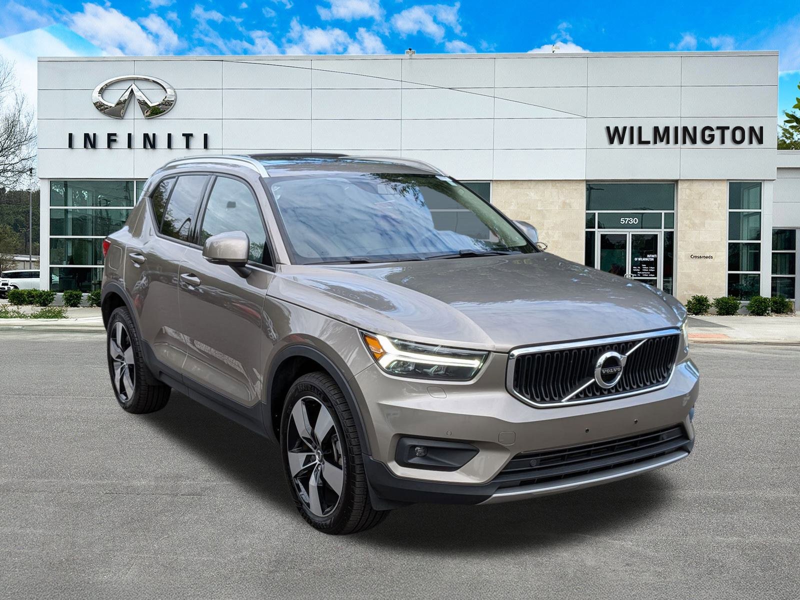 Used 2022 Volvo XC40 T4 Momentum w/ Premium Package