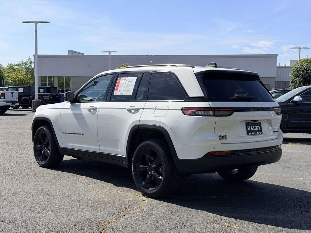 Used 2023 Jeep Grand Cherokee Limited w/ Black Appearance Package AWD/4WD image 22