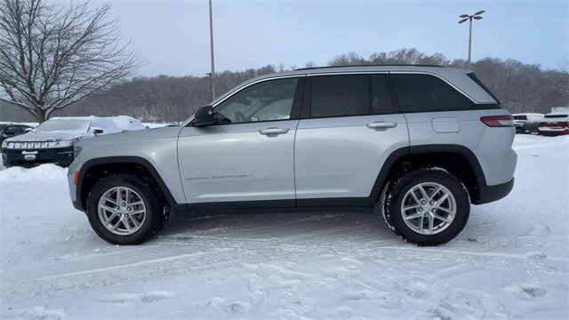Used 2023 Jeep Grand Cherokee Laredo image 5