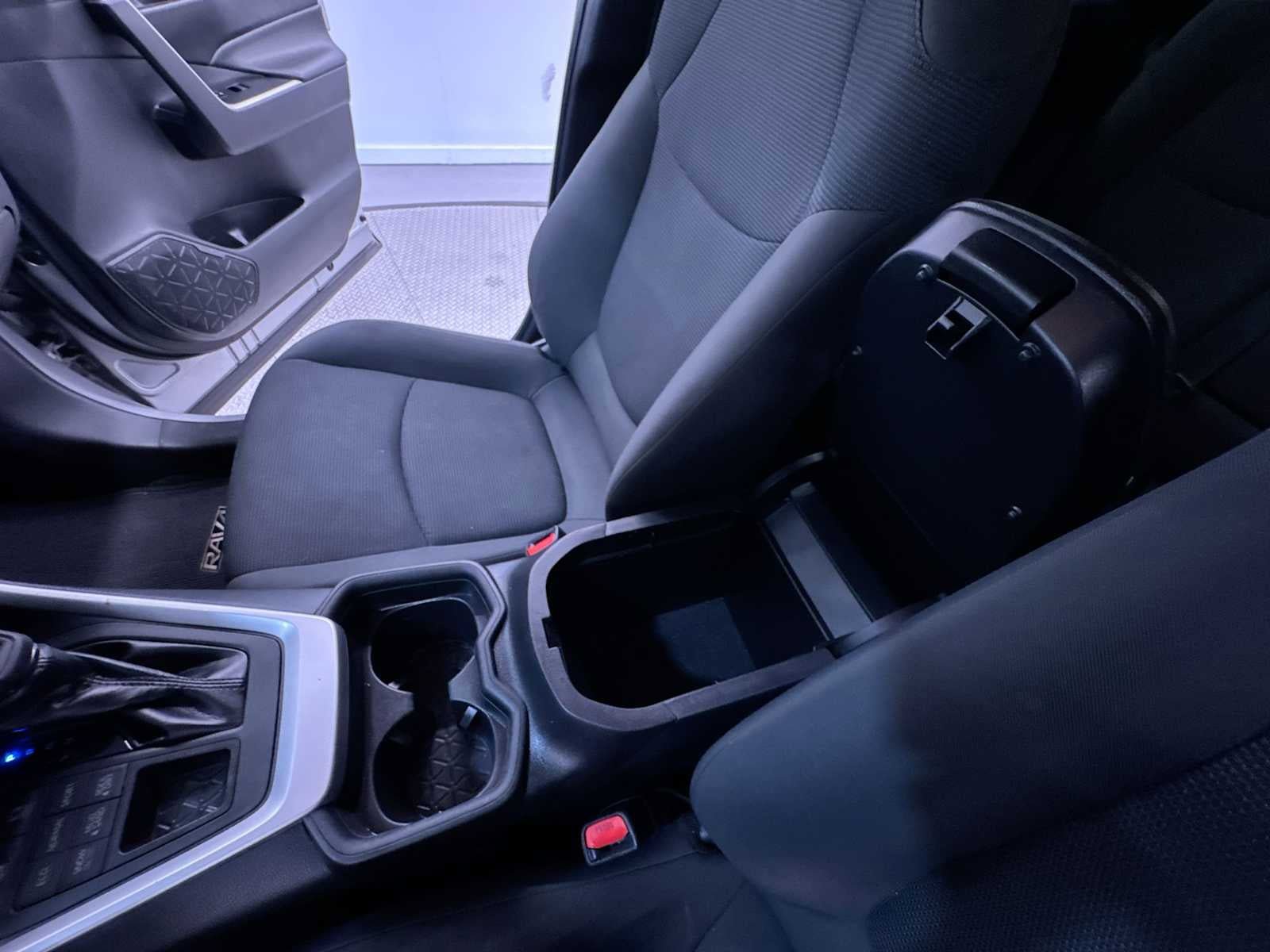Used 2019 Toyota RAV4 LE w/ Carpet Mat Package AWD/4WD image 29
